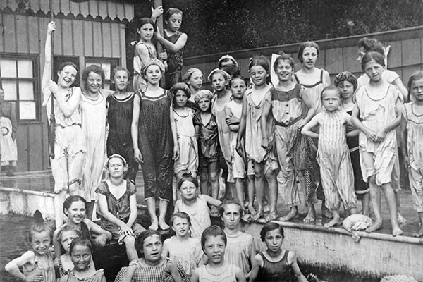 Mädchen im Bad um 1900