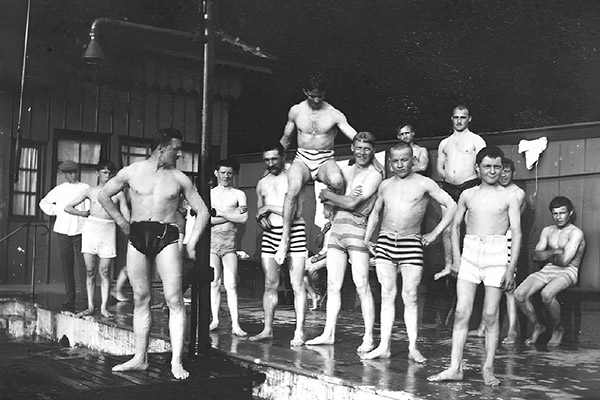 Adolf Zähringer auf Schultern sitzend mit Freunden um 1910