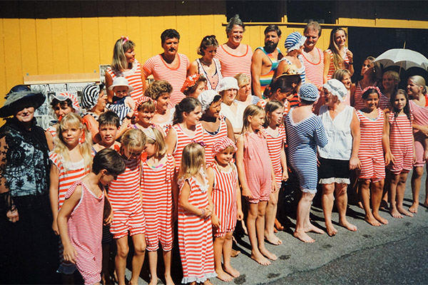 1993: 100 Jahrfeier Gruppenfoto - feiern in historischen Gewändern