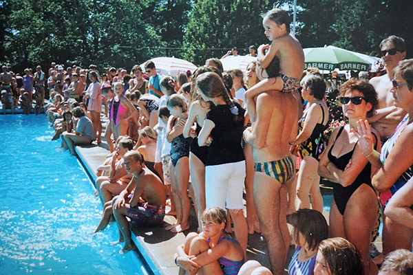 zahlreiche Badegäste im Bad