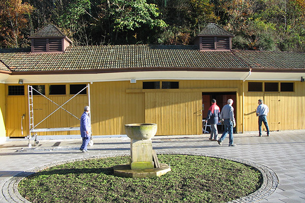 Renovierte Gebäude 2006 - Umkleiden strahlen wie neu