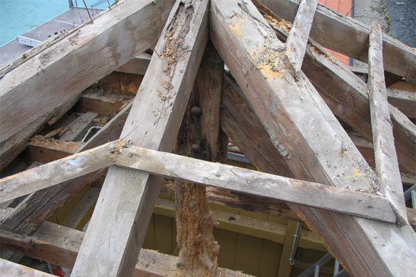 2007: marode Balken im Türmchen werden durch Förderverein erneuert