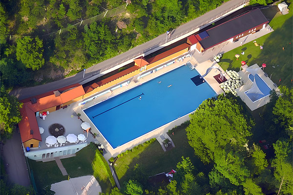 Luftaufnahme des sanierten Alemannenbads 2010