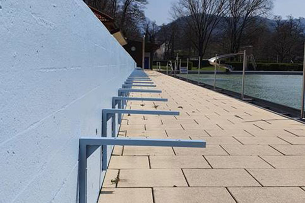 Der Förderverein renoviert die Holzsitzfläche der Sonnenbank