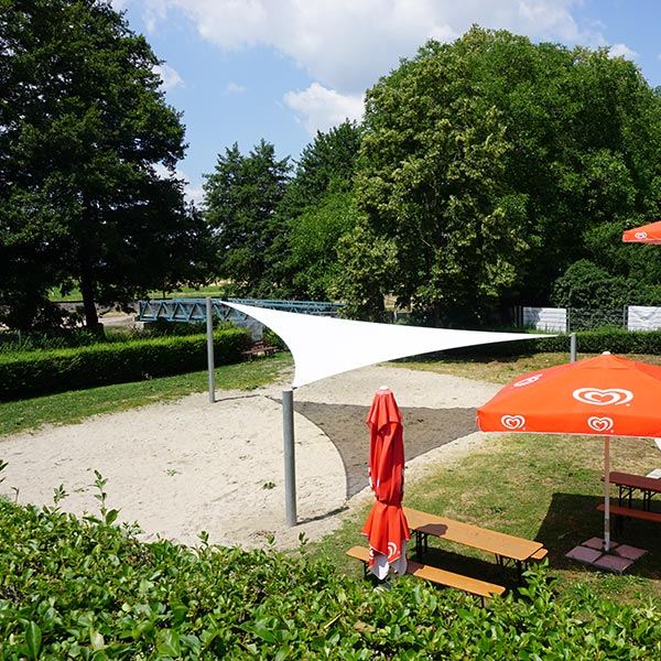 Sandplatz mit Sonnensegel - 2023 mit Spenden finanziert